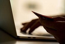 Mensch mit Karte am Laptop - Franziska Gabbert/dpa-tmn