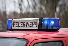 Feuerwehrleute bringen sich mit Sprung in Sicherheit - Friso Gentsch/dpa