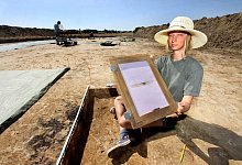 Im Schneidersitz vor dem Germanengrab - FOTO: ULF HANKE/ MONTAGE: THOMAS GRUNDMANN