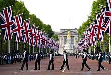 Polizisten versammeln sich entlang der Mall vor der feierlichen Prozession des Sarges von Königin Elizabeth II. vom Buckingham Palace zur Westminster Hall. - Victoria Jones/PA Wire/dpa