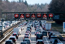 Dichter Verkehr - Foto: Matthias Balk/dpa