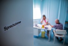 Ein Patient beim Arzt - Jens B&uuml;ttner/dpa/dpa-tmn