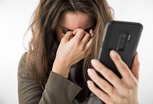 Frau mit Smartphone - Foto: Christin Klose/dpa-tmn