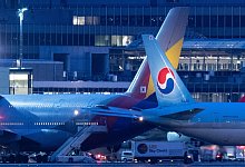 Flugzeug von Korean Air (r) steht am Flughafen Frankfurt/Main - Boris Roessler/dpa/dpa-tmn