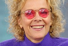 Katja Riemann mit rosa Brille - Jan Woitas/dpa