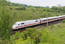 ICE auf offener Strecke - Foto: Julian Stratenschulte