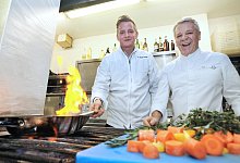 Jan Diekjobst und Gottfried Schuster am Herd - Gerstendorf-Welle