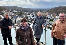Oerlinghausen Marketing liefert neue Ansichten, denn &uuml;ber den K&ouml;pfen der Gruppe ist eine Kamera installiert. Bei der ersten Besichtigung waren Georg Hemkendreis (v. l.), Tanja Feg, Jutta Murschall und Stefan G&uuml;ttler dabei. - Horst Biere