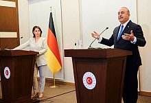 Annalena Baerbock (B&uuml;ndnis 90/Die Gr&uuml;nen, l), Au&szlig;enministerin, und Mevl&uuml;t Cavusoglu, Au&szlig;enminister der T&uuml;rkei, lieferten sich Wortgefechte zur erwarteten t&uuml;rkischen Offensive in Nordsysrien, zur Inhaftierung des Oppositionellen Kavala in der T&uuml;rkei und zu - Annette Riedl/dpa