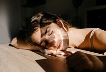 Lichtspiel auf dem Gesicht einer jungen Frau - Tania Cervián/Westend61/dpa-tmn