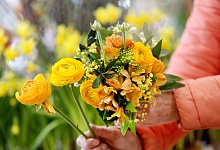 Floristin bindet einen Blumenstrauß - Roland Weihrauch/dpa/dpa-tmn