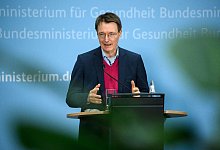 Bundesgesundheitsminister Karl Lauterbach (SPD) &auml;u&szlig;ert sich bei einer Pressekonferenz zur aktuellen Corona-Lage. - Bernd von Jutrczenka/dpa