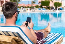 Zum Themendienst-Bericht vom 5. Juli 2022: Wer das Smartphone mit in den Urlaub nimmt, sollte zur eigenen Sicherheit ein paar Dinge beachten. - Benjamin Nolte/dpa-tmn