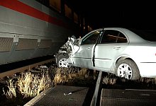 Auto auf Bahn&uuml;bergang von ICE erfasst - Markus W&uuml;llner/dpa