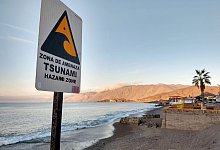 Tsunami-Warnschild an einem Strand in Chile - Till Simon Nagel/dpa-tmn