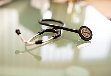 Ein Stethoskop liegt in einem Behandlungszeimmer - Frank Rumpenhorst/dpa/dpa-tmn