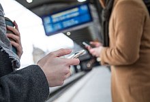 Zwei Personen auf einem Bahnsteig - Christin Klose/dpa-tmn