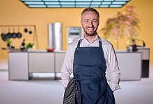 Jan B&ouml;hmermann in der Kulisse der ZDFneo-Koch-Talk-Show &laquo;B&ouml;hmi brutzelt&raquo;. - Ben Knabe/ZDF/dpa