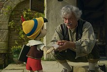 Pinocchio (Benjamin Evan Ainsworth) und Tom Hanks als Geppetto gibt es beim Streamingdienst Disney+ zu sehen. - Disney Enterprises, Inc./Disney+/dpa