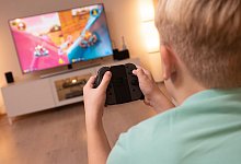 Ein Junge spielt auf einer Spielekonsole - Benjamin Nolte/dpa-tmn