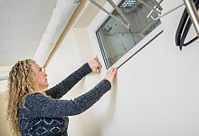 Kellerfenster wird ge&ouml;ffnet - Foto: Christin Klose/dpa-tmn