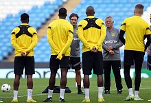 Edin Terzic (3.v.l), Trainer von Borussia Dortmund, spricht mit den Spielern im Etihad Stadion. - Barrington Coombs/PA Wire/dpa