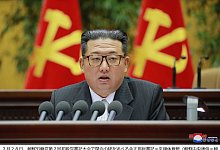 Dieses von der zentralen staatlichen Nachrichtenagentur (KCNA) herausgegebene Bild zeigt den nordkoreanischen Machthaber Kim Jong-un bei seiner Abschlussrede auf dem zweiten Parteitag der Arbeiterpartei Koreas. - -/KCNA/dpa