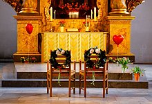Geschmückte Stühle stehen vor dem Altar einer Kirche - Frank Molter/dpa/dpa-tmn