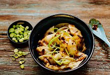 Wantan-Teigtaschen mit Chili-Öl - asiastreetfood.com/dpa-tmn