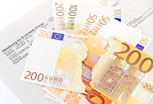 Ein zerissener 200-Euro-Schein liegt auf einer Gehaltsabrechnung - Zacharie Scheurer/dpa-tmn