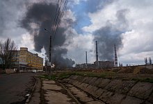 Schwarzer Rauch steigt am Horizont auf, nachdem das russische Militär ein Treibstoffdepot beschossen hat. - Gilles Bader/Le Pictorium Agency via ZUMA/dpa