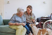 Frau betreut eine Seniorin in ihrer Wohnung - Halfpoint/Westend61/dpa-tmn