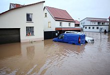Wasser hat einen Stra&szlig;enzug mit Autos voll im Griff - Stefan Rampfel/dpa/dpa-tmn