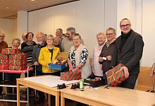 Für viele Ehrenamtliche bei der AWO ist das Geschenke verpacken zu einem jährlichen Ritual geworden. - 2 - Kyrill von Matuschka