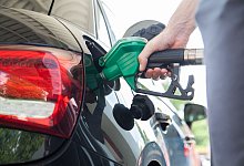 Mann betankt sein Auto - Christin Klose/dpa-tmn