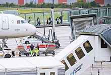 Flughafen Hannover - Ankunft Afghanen mit Aufnahmezusage - Moritz Frankenberg/dpa