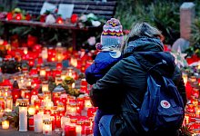 Nach dem Brand - Foto: Roland Weihrauch/dpa