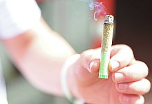 Junge Erwachsene konsumieren häufiger Cannabis als früher - Michael Brandt/dpa