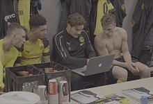 Analyse in der Kabine: Co-Trainer Edin Terzic zeigt Maximilian Philipp, Jadon Sancho und Lukasz Piszczek Szenen aus der ersten Halbzeit. - Amazon Prime Video