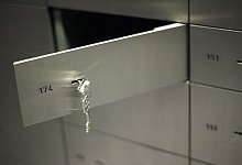 Blick auf ein ge&ouml;ffnetes Schlie&szlig;fach in einer Bank - Jens Wolf/dpa-Zentralbild/dpa-tmn