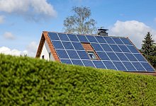Ein Einfamilienhaus mit Solarpaneelen auf dem Hausdach. - Jan Woitas/dpa-Zentralbild/dpa