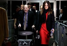 US-Gericht hebt historisches Urteil gegen Harvey Weinstein auf - Richard Drew/AP/dpa