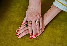 Mutter legt ihre Hand auf die ihrer Tochter - Annette Riedl/dpa/dpa-tmn