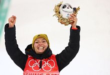 Katharina Althaus feiert ihren zweiten Platz von der Normalschanze. - Daniel Karmann/dpa