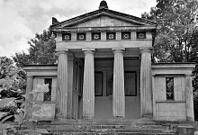 Wie eine griechische Tempelanlage zeigt sich das gro&szlig;e Geb&auml;ude des Mausoleums der Familie Tenge. Das verschlossene Bauwerk und der Friedhof, der es umgibt, liegen sicher eingez&auml;unt im Wald. An Tagen des offenen Denkmals k&ouml;nnen Besucher gelegentlich einen Blick hineinwerfen. - Repro: Horst Biere