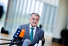 Nordrhein-Westfalens Innenminister Herbert Reul (CDU) - Rolf Vennenbernd/dpa/Archivbild