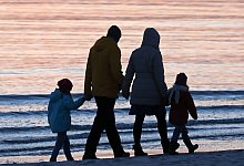 Familie - Foto: Bernd W&uuml;stneck/dpa/Symbolbild