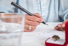 Eine Person schreibt mit einem F&uuml;ller - Christin Klose/dpa-tmn