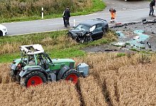 Schwerer Unfall zwischen Traktor und Auto - Philipp André/onw-images/dpa