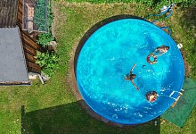 Kinder planschen in Pool - Patrick Pleul/dpa-Zentralbild/dpa-tmn